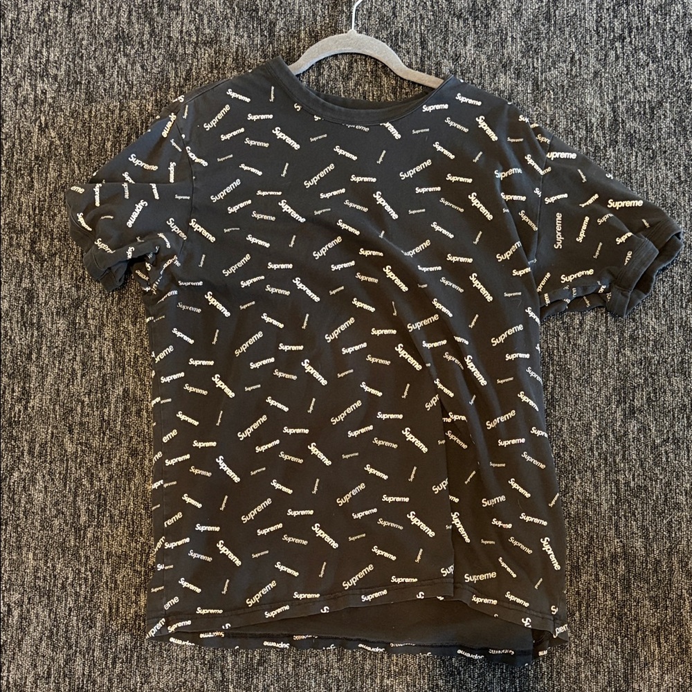Supreme Scattered Black Logo Pattern Tee